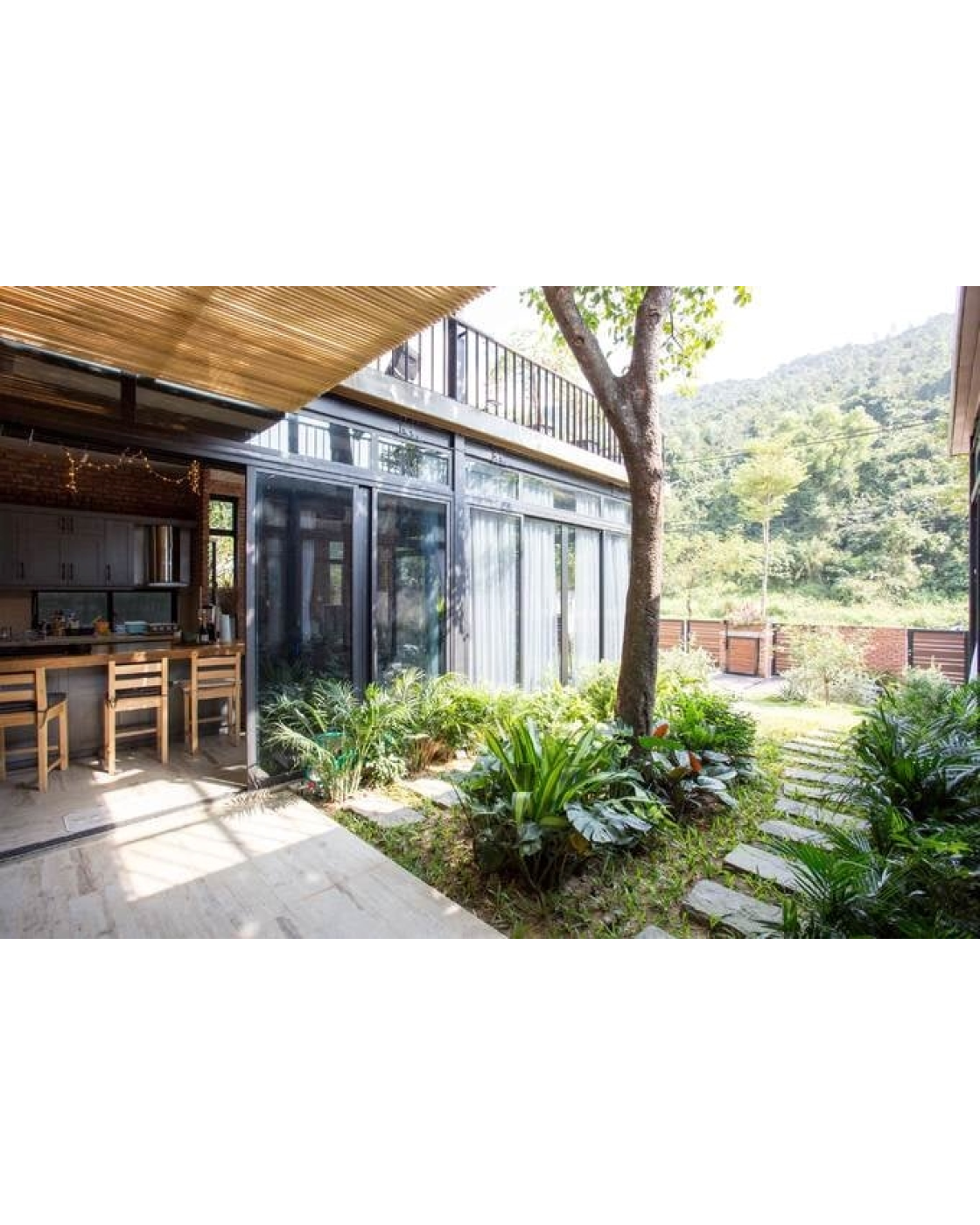 Hai người bạn thân chập đôi nhà thành một